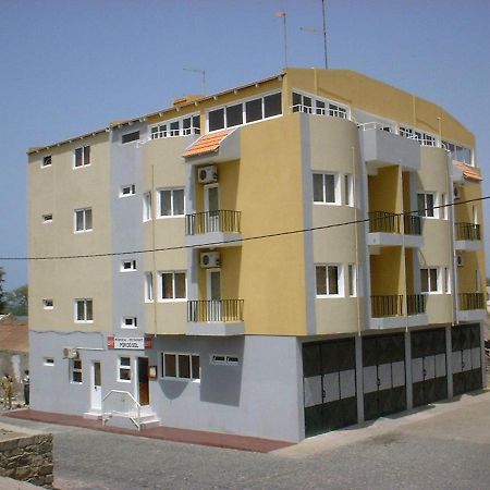 Отель Residencial Por Do Sol Порто-Ново Экстерьер фото