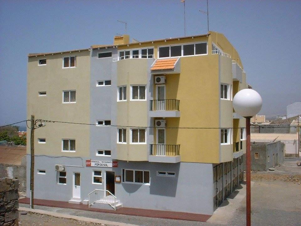 Отель Residencial Por Do Sol Порто-Ново Экстерьер фото